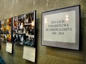 W dniach 4-17 marca w foyer Filharmonii Wrocławskiej elsponowana była wystawa „XXV-LECIE TOWARZYSTWA IM. FERENCA LISZTA 1989-2014"